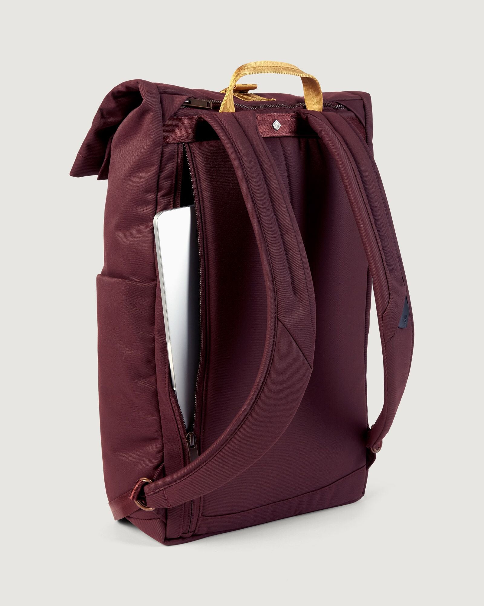 a1615_nz2_apex_roll_top_pack_20_e_1744345749000