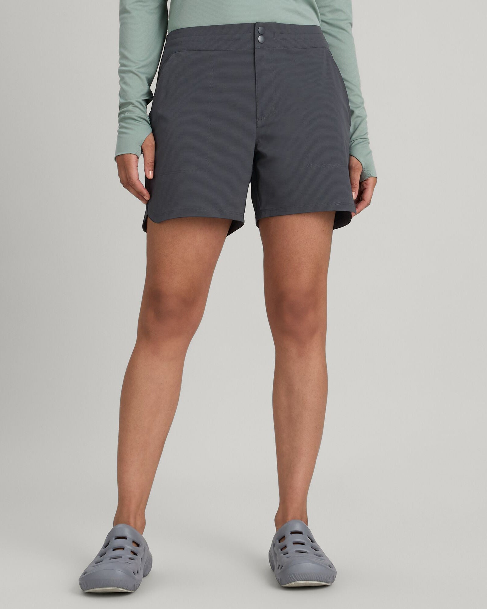 b0523_o4t_wtr_chaser_womens_5inch_shorts_grey_a_1743633600000