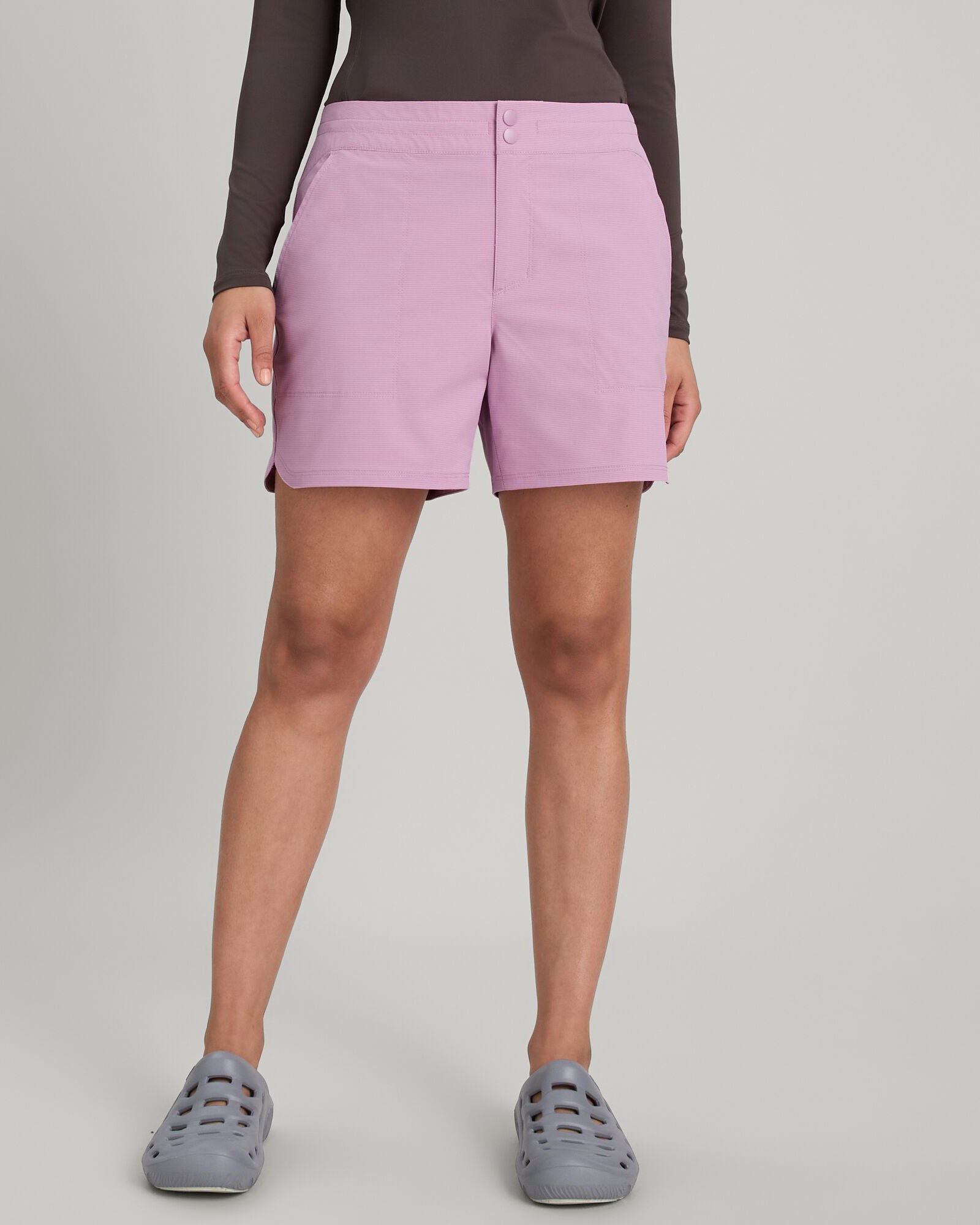 b0523_od5_wtr_chaser_womens_5inch_short_a_1743633560000