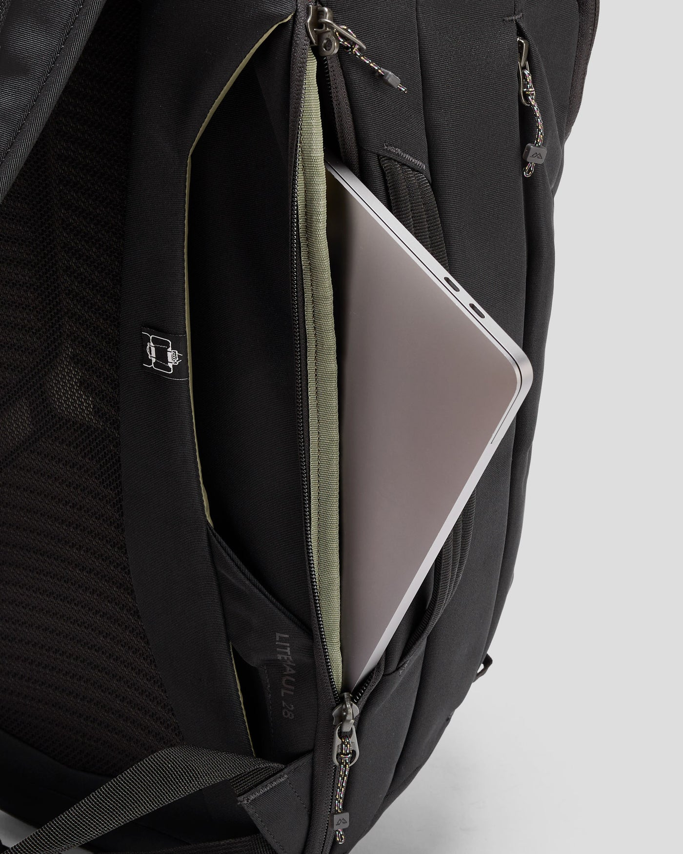 b0609_o4w_litehaul_pack_28l_v3_e_1743731736000