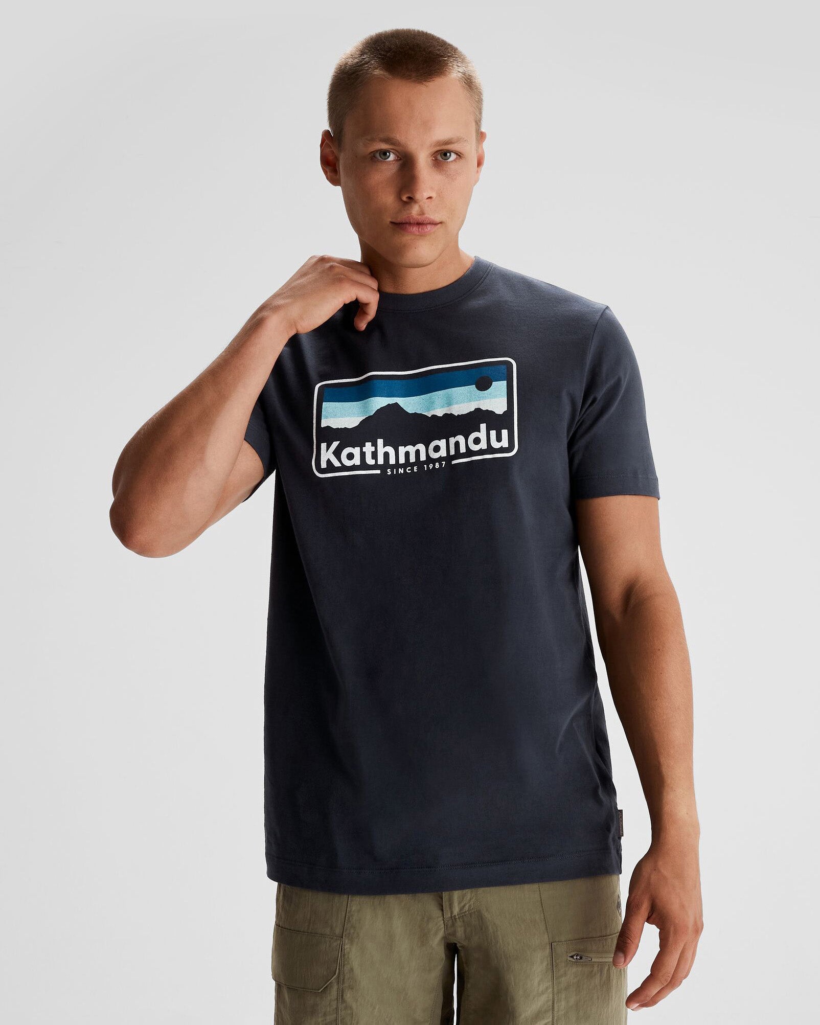 b0995_893_mens_70s_logo_organic_cotton_short_sleeve_a_1743632398000