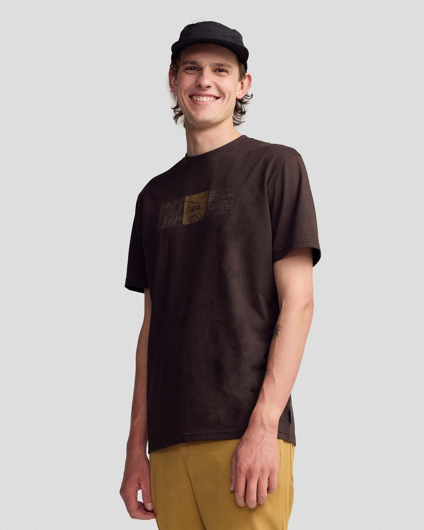 T-Shirt aus Bio-Baumwolle Mountain Photo für Herren – Cold Brew